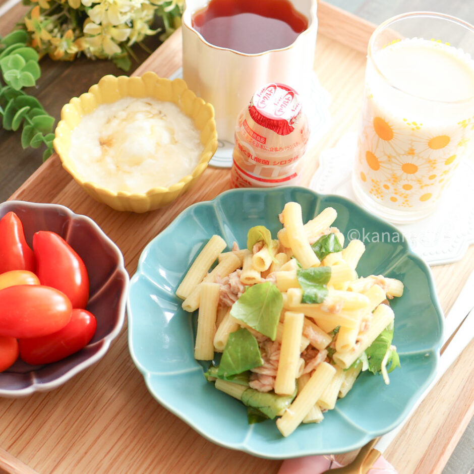 パスタなどの朝食の風景